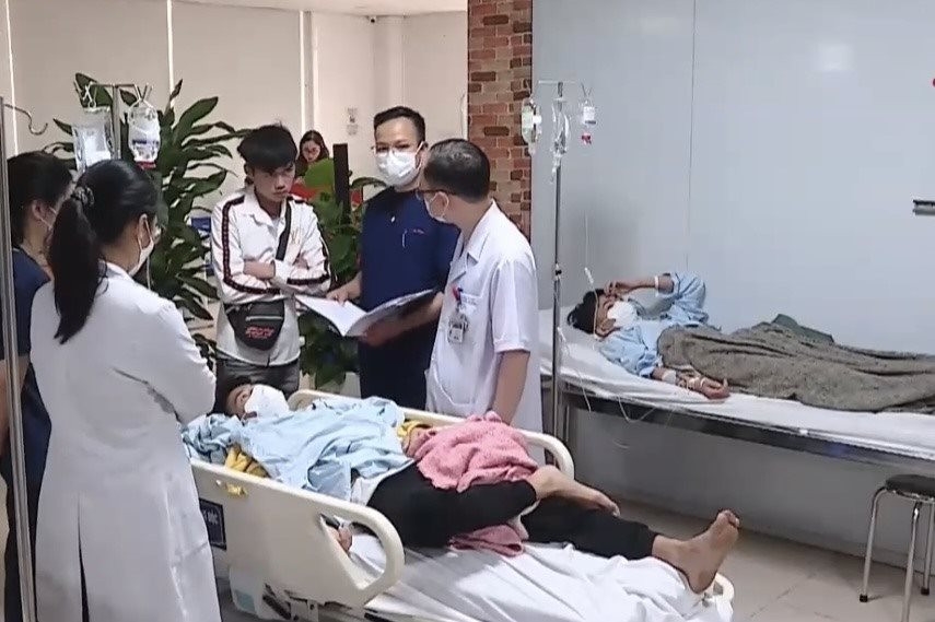 Công nhân công ty HS Tech Vina bị ngộ độc khí methanol đang được điều trị tại Trung tâm Chống độc (Bệnh viện Bạch Mai). Ảnh: TTXVN