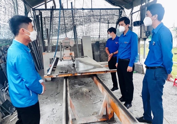 Ban Thường vụ Tỉnh đoàn Quảng Bình thăm cơ sở làm việc của đoàn viên thanh niên trên địa bàn.