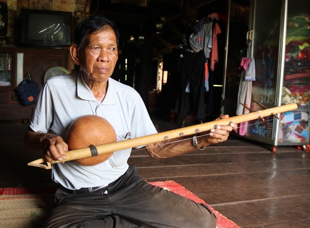 Già làng Y Băk luôn miệt mài với việc chế tác và sử dụng các loại nhạc cụ truyền thống của đồng bào dân tộc Ê Đê