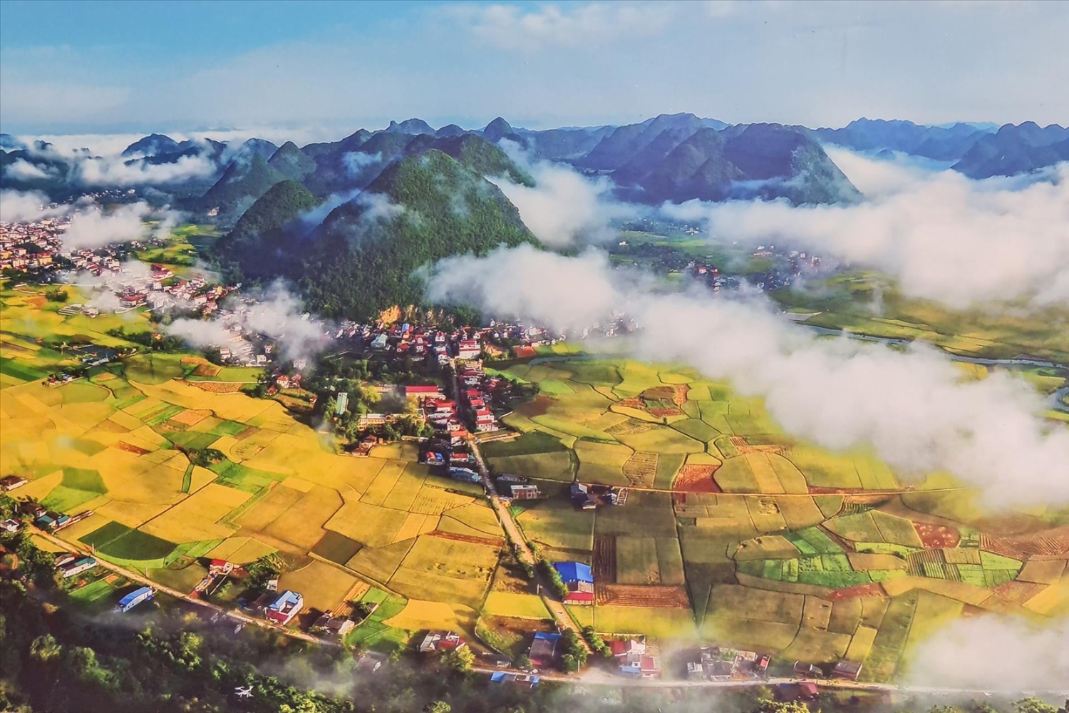 Toàn cảnh Thung lũng Bắc Sơn được chụp từ trên mây, một loại hình du lịch Danh lam thắng cảnh nổi tiếng của tỉnh Lạng Sơn.