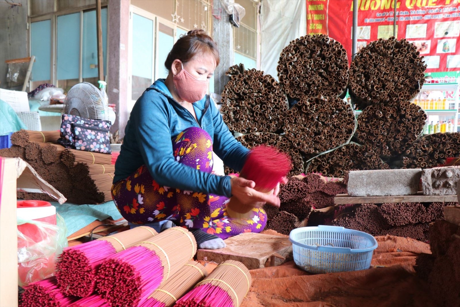 Sản xuất nhang quế tại Công ty TNHH hương quế Trà Bồng.
