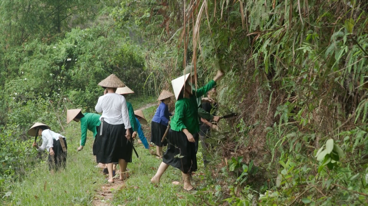 Nhân dân thôn 6 xã Mường Lai thu dọn mặt bằng hiến đất làm đường. (Ảnh: Đình Nguyên)