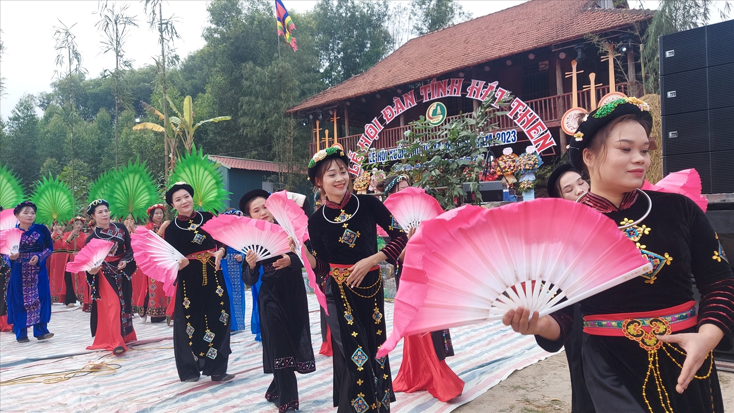 Đồng bào dân tộc huyện Sơn Động gìn giữ làn điệu dân ca của dân tộc mình.