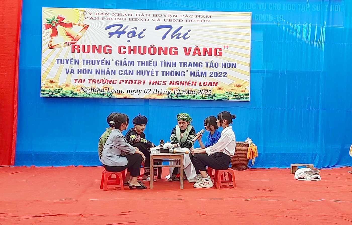 Huyện Pác Nặm tổ chức tuyên truyền "Giảm thiểu tình trạng tảo hôn và hôn nhân cận huyết thống" bằng hình thức "Rung chuông vàng" tại Trường PTDTBT THCS Nghiên Loan.