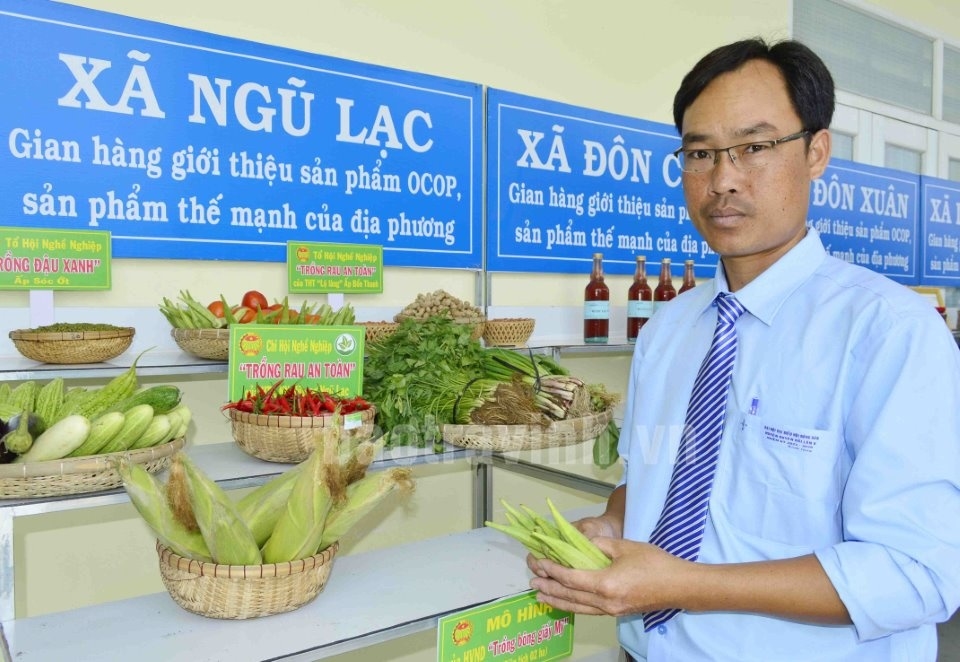 Giám đốc HTX nông nghiệp hữu cơ Ngũ Lạc Lâm Thành Cảnh bên các sản phẩm được thu mua trong nông dân.
