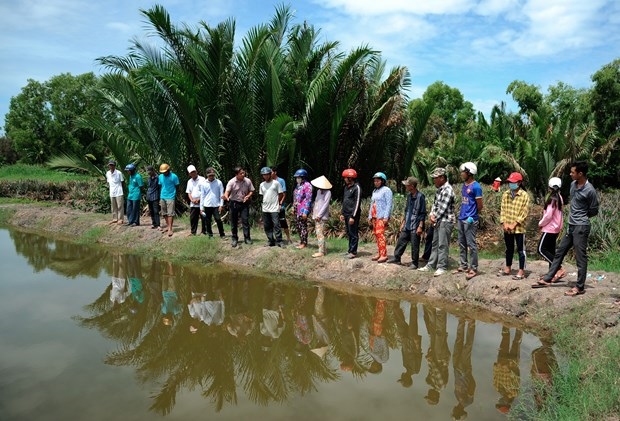 Lớp tập huấn kỹ thuật nuôi tôm cho đồng bào dân tộc Khmer ở ấp Đồng Tranh, xã Vĩnh Bình Bắc, huyện Vĩnh Thuận (Kiên Giang).