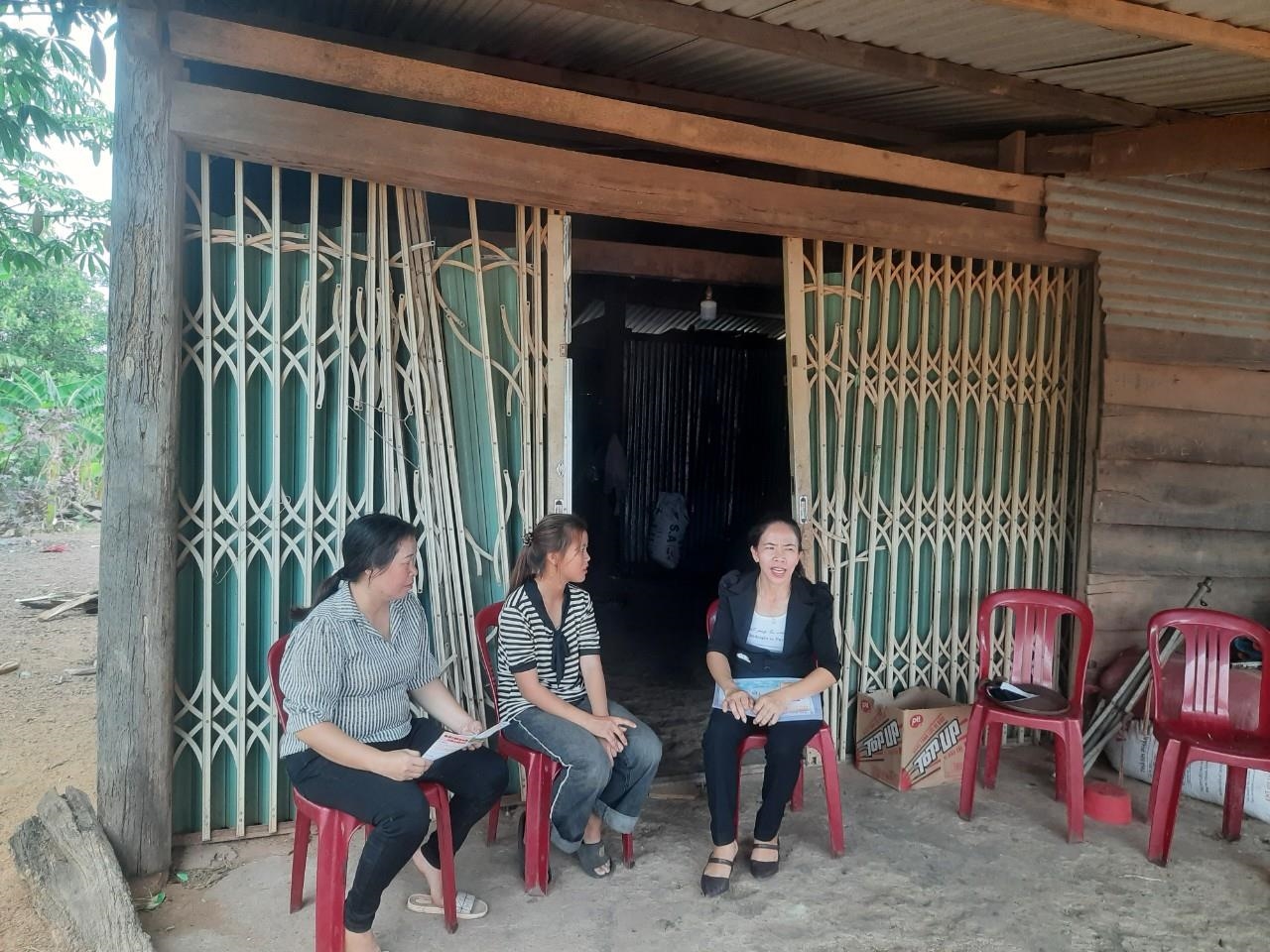Cán bộ Trạm Y tế và cộng tác viên tư vấn sắc khỏe sinh sản VTN ở huyện Ea Súp (Đắk Lắk)