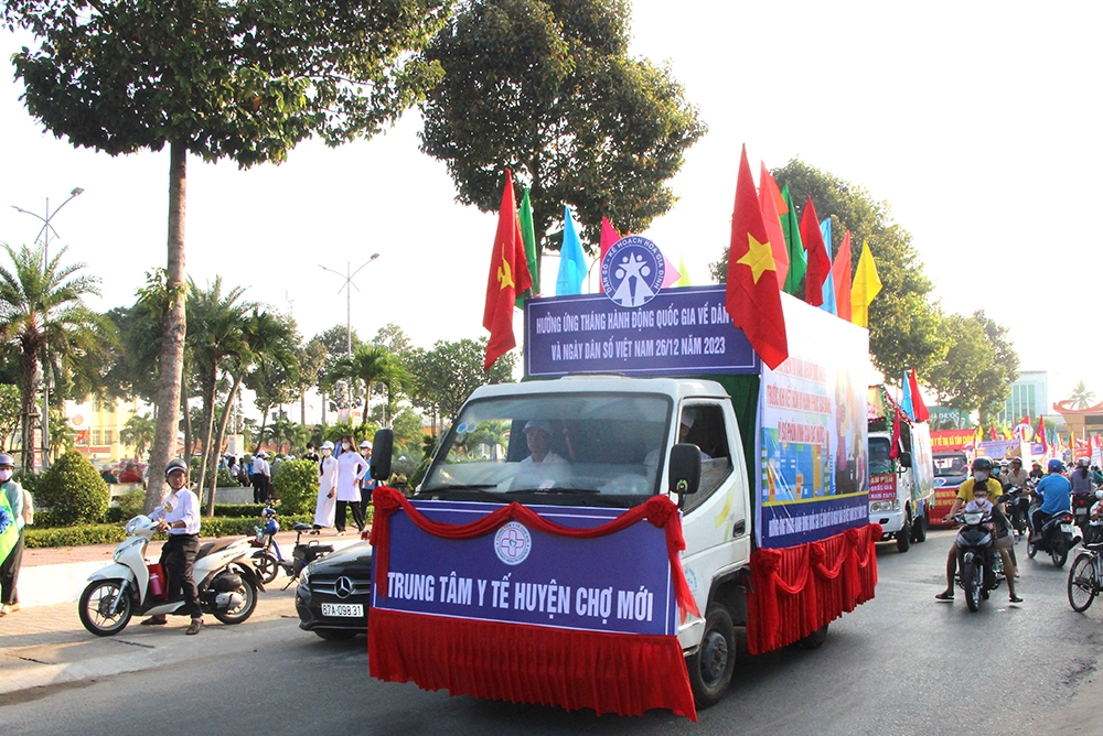 Xe hoa diễu hành tuyên truyền hưởng ứng Tháng hành động quốc gia về dân số và Ngày Dân số Việt Nam 26/12/2023