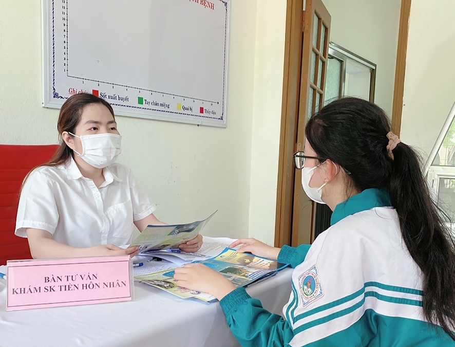 Cán bộ dân số thị xã Quảng Trị (tỉnh Quảng Trị) tư vấn sức khỏe tiền hôn nhân cho vị thành niên