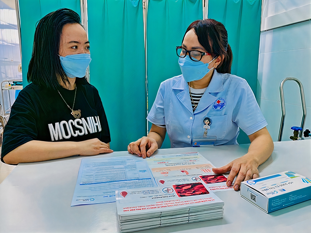 Bác sĩ Trung tâm Y tế huyện Đầm Hà tư vấn về SKSS, sàng lọc trước sinh cho phụ nữ mang thai.