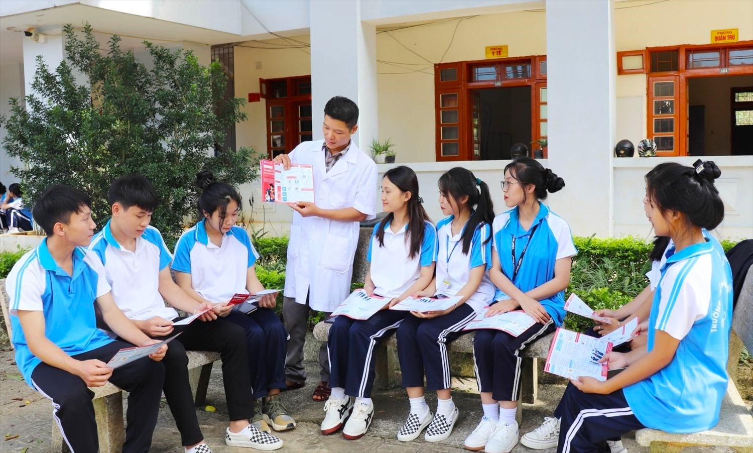 Cán bộ y tế Trường PTDT nội trú tỉnh tuyên truyền công tác dân số cho học sinh.