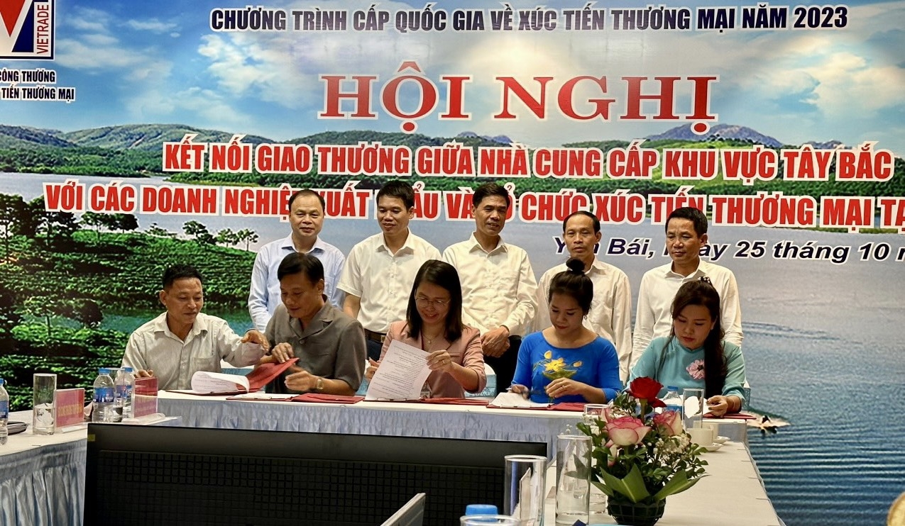 4 HTX ký kết hợp tác với tập đoàn Central retall Việt Nam