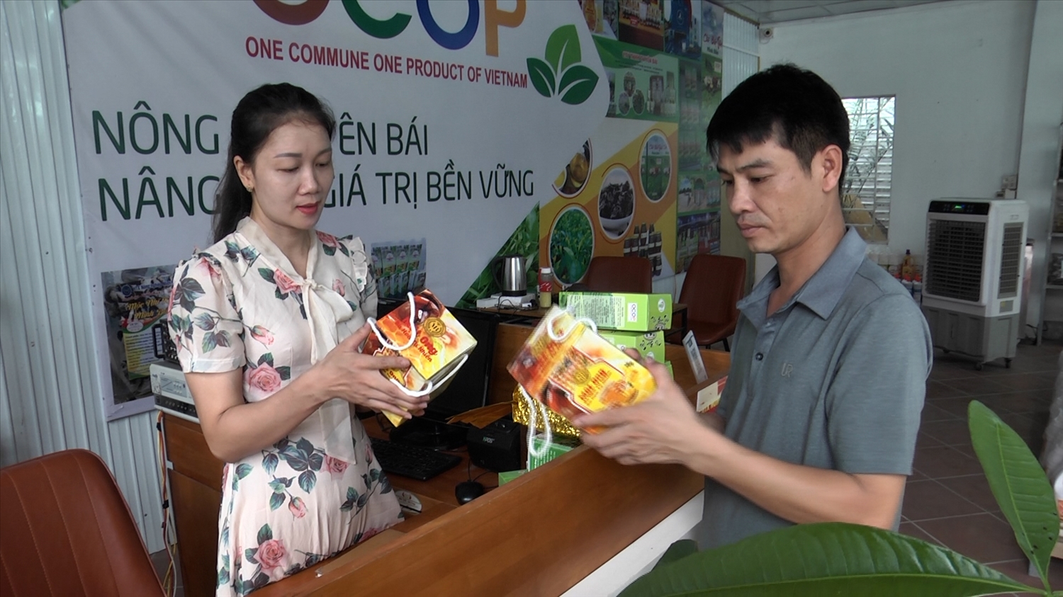 Cửa hàng nông sản của HTX Nông nghiệp Minh Bảo thu hút đông đảo người tiêu dùng.