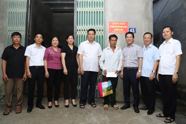 Lãnh đạo tỉnh Hà Giang thăm, tặng quà gia đình CCB Nông Văn Băng, thôn Bó Củng, thị trấn Yên Phú, huyện Bắc Mê nhân dịp về nhà mới.