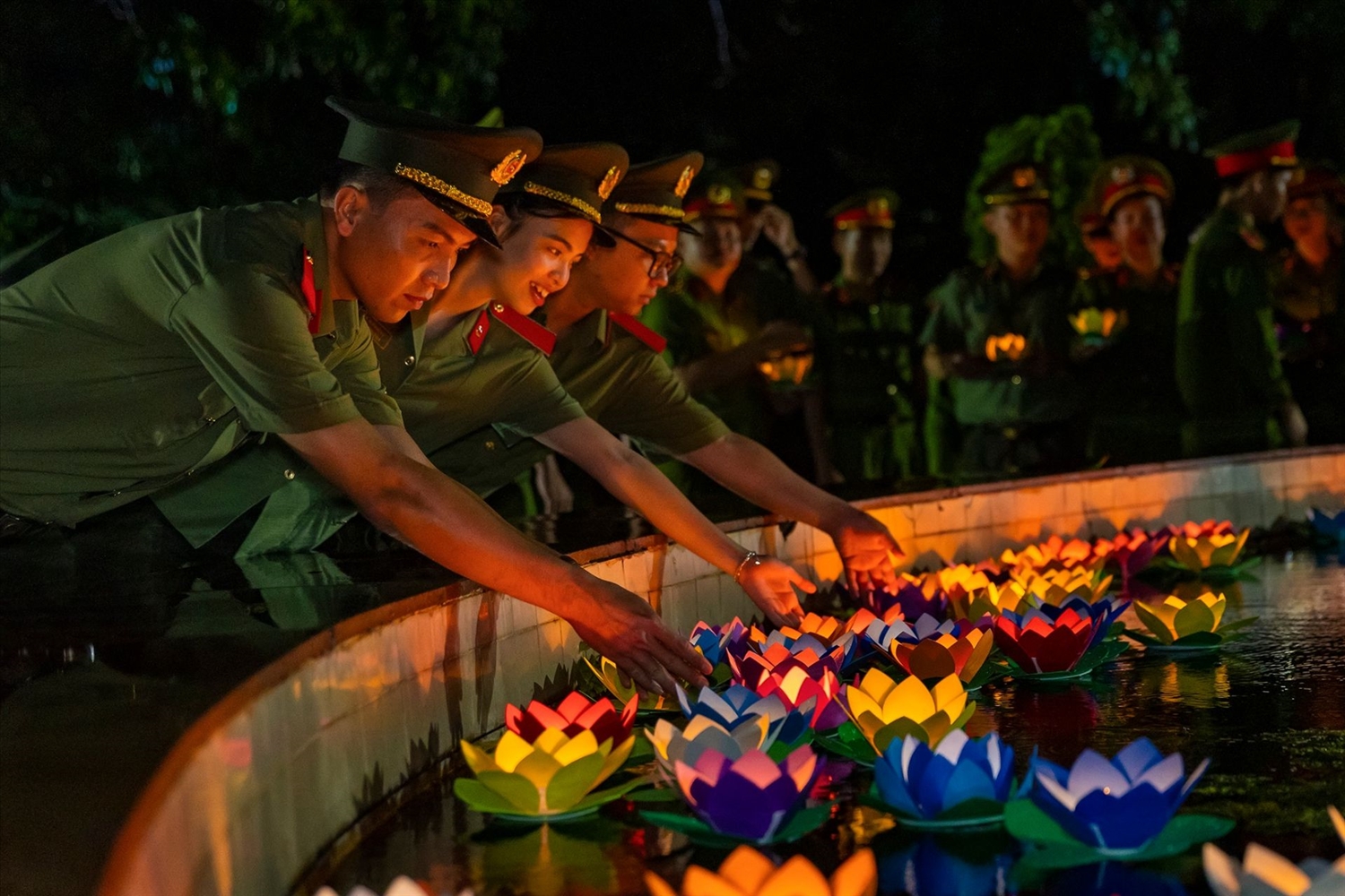 Cán bộ, chiến sĩ Công an tỉnh Tây Ninh thả hoa đăng tưởng niệm các anh hùng liệt sĩ tại Nghĩa trang liệt sĩ Tân Biên (Đồi 82).