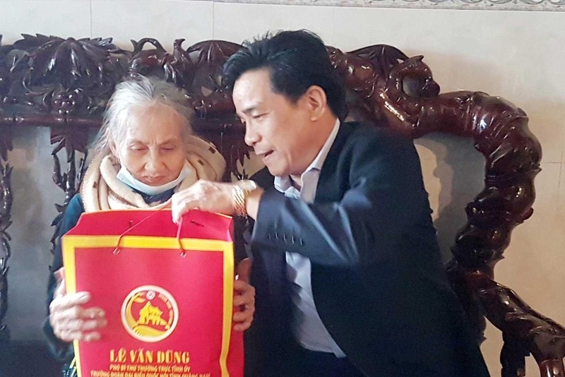 Phó Bí thư Thường trực Tỉnh ủy Quảng Nam Lê Văn Dũng thăm, tặng quà Mẹ Việt Nam anh hùng.