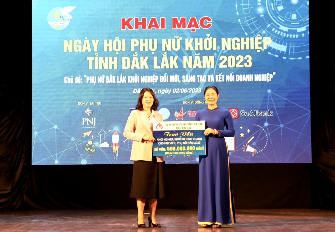 Bà Nguyễn Thị Bích Thảo, Phó Giám đốc chi nhánh Ngân hàng CSXH tỉnh Đắk Lắk trao vốn Hỗ trợ phụ nữ khởi nghiệp năm 2023 cho Hội Liên hiệp Phụ nữ tỉnh