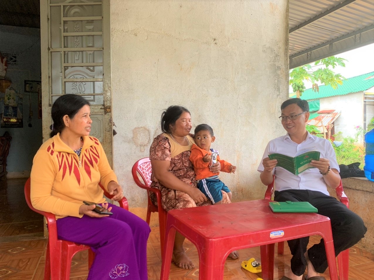 Lãnh đạo Phòng Giao dịch Ngân hàng CSXH huyện Đắk R’Lấp kiểm tra sử dụng nguồn vốn vay của gia đình chị H’ Loan ở bon PiNao, xã Nhân Đạo.