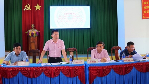 Phó Tổng Giám đốc Ngân hàng CSXH Hoàng Minh Tế phát biểu tại buổi làm việc với lãnh đạo xã Ea Yông, huyện Krông Pắc