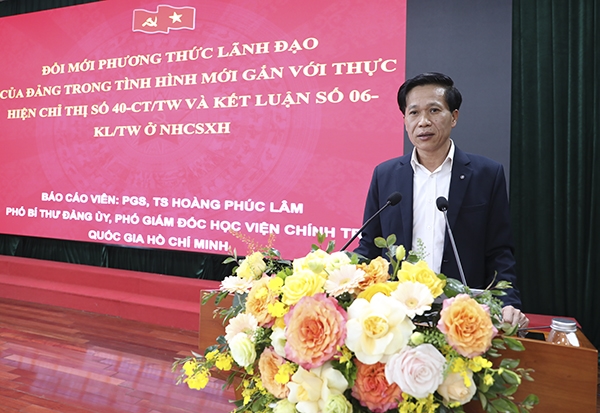 PGS.TS Hoàng Phúc Lâm - Phó Giám đốc Học viện Chính trị quốc gia Hồ Chí Minh truyền đạt nội dung tại Khóa đào tạo