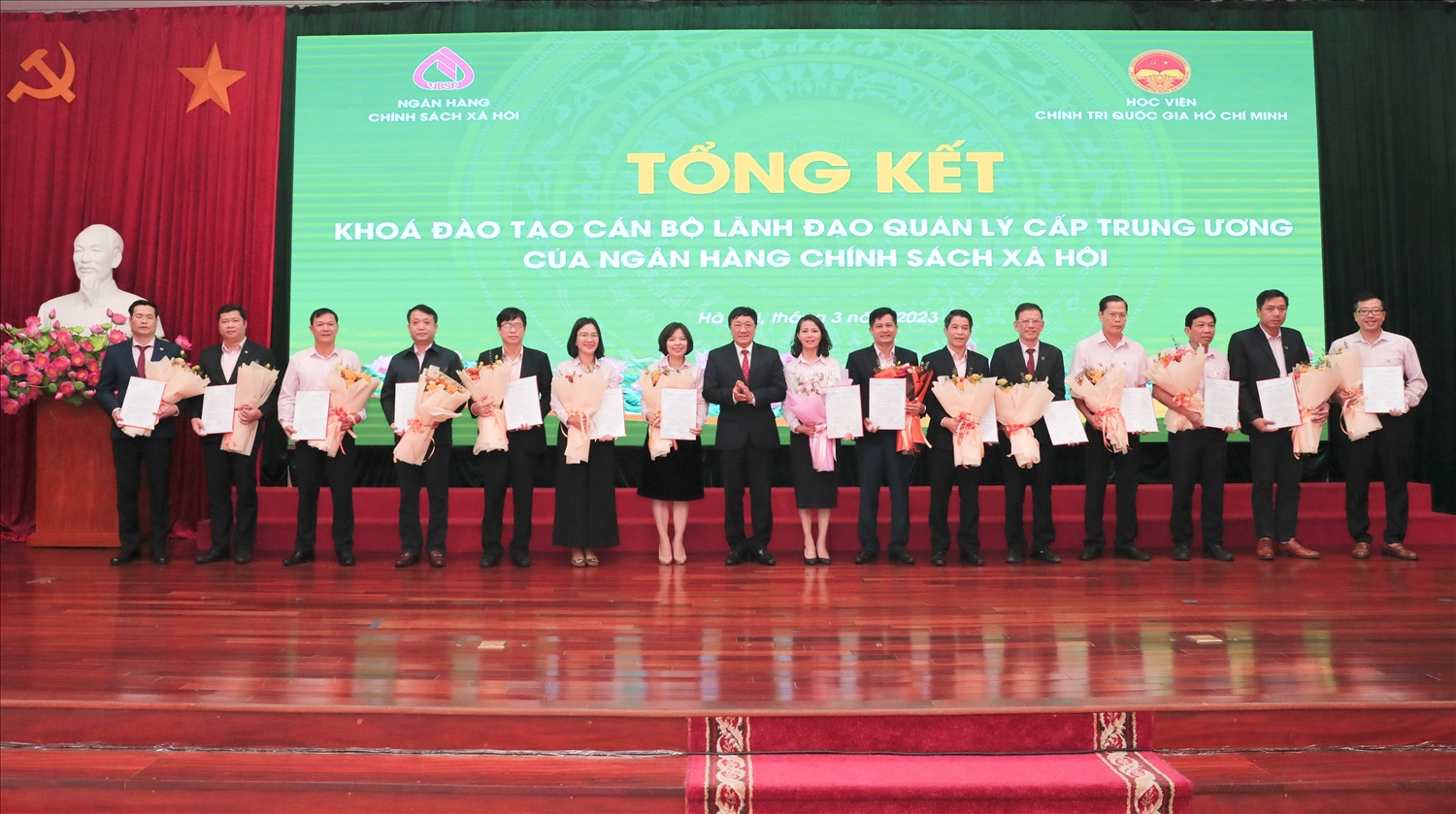 Tổng Giám đốc Dương Quyết Thắng chúc mừng 15 học viên xuất sắc