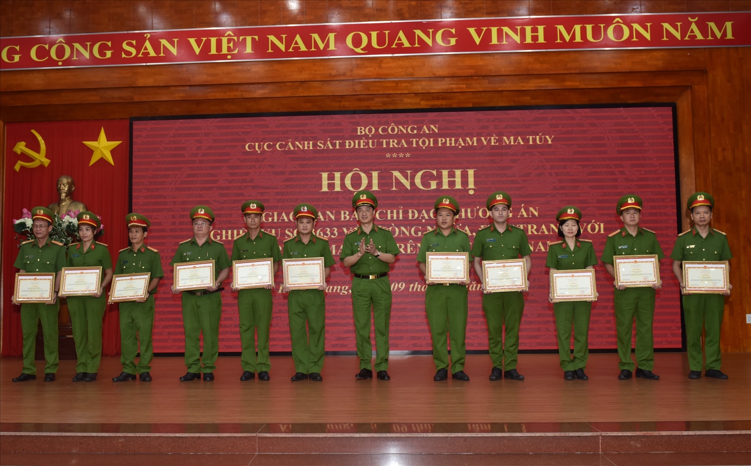 Trung tướng Nguyễn Duy Ngọc - Thứ trưởng Bộ Công an tặng Bằng khen cho 11 cá nhân đã đạt thành tích xuất sắc trong việc thực hiện Phương án nghiệp vụ số 3633