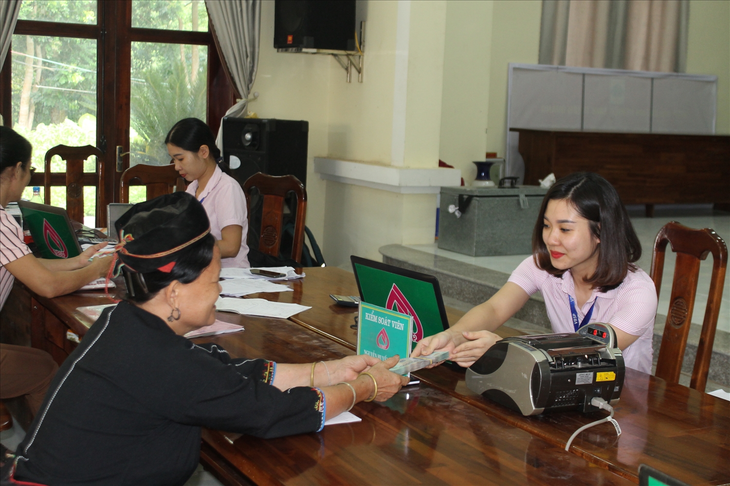 Cán bộ Ngân hàng CSXH huyện Sơn Dương, Tuyên Quang giao dịch với người dân tại Điểm giao dịch xã.