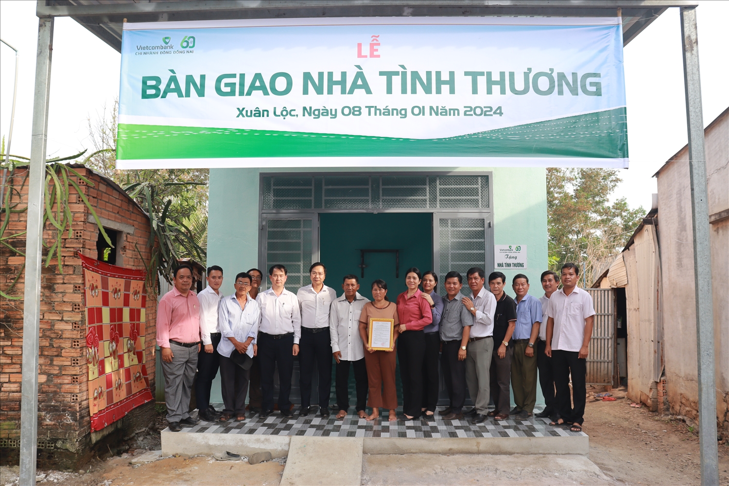 Đại diện Vietcombank cùng chính quyền địa phương bàn giao nhà tình thương cho hộ nghèo tại tỉnh Đồng Nai