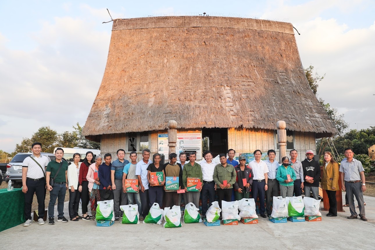 Vietcombank mang quà Tết đến với đồng bào dân tộc thiểu số tại tỉnh Kon Tum