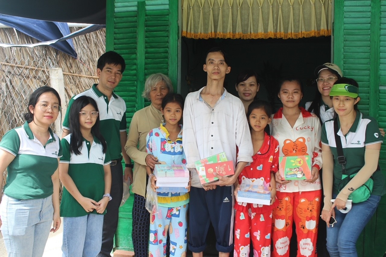 Vietcombank tặng quà Tết người nghèo tại tỉnh Tiền Giang