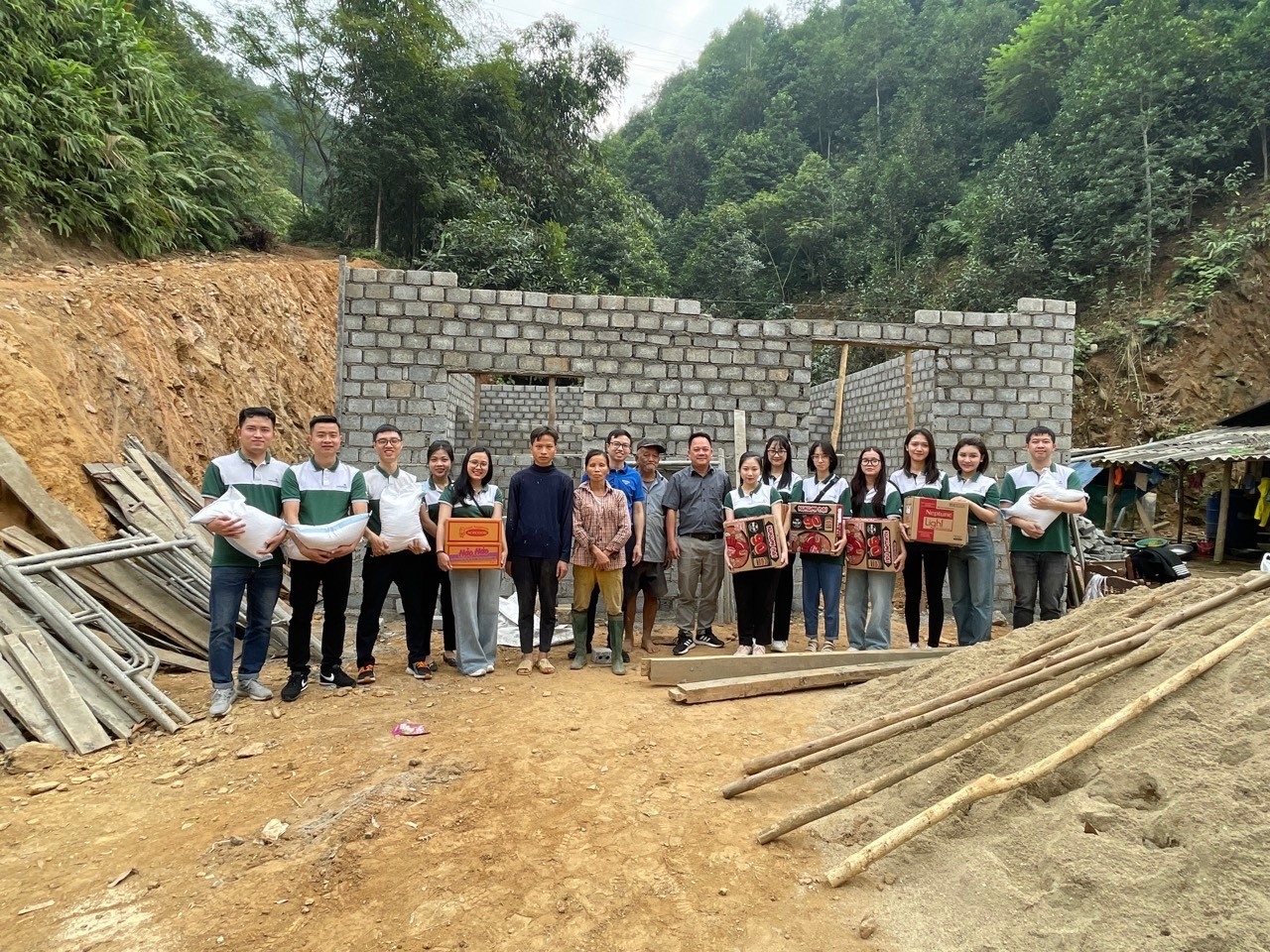 Vietcombank mang quà Tết đến người nghèo bên ngôi nhà tình nghĩa đang hoàn thiện do Vietcombank hỗ trợ kinh phí xây dựng