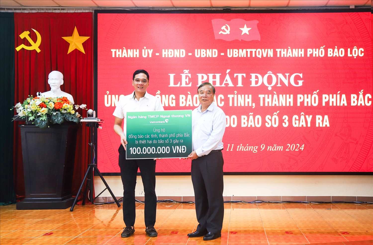 Vietcombank Bảo Lộc ủng hộ đồng bào các tỉnh thành phía Bắc