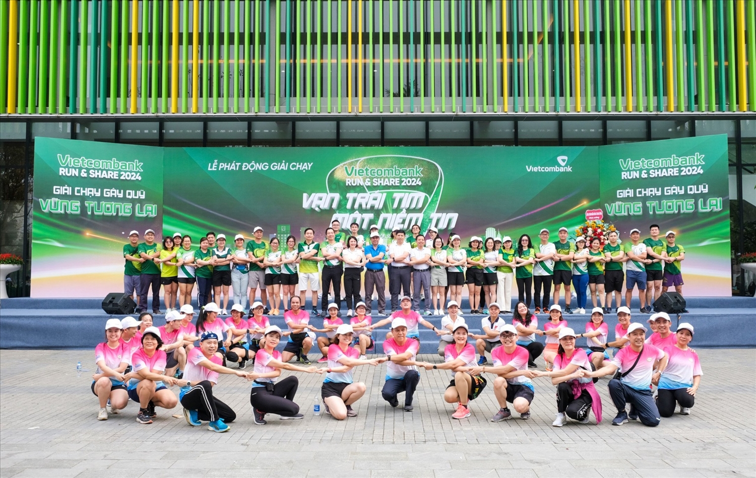 Đại diện Ban lãnh đạo Vietcombank cùng các đại biểu và VĐV chụp hình tại lễ phát động, thể hiện tinh thần quyết tâm chinh phục các cự ly của giải chạy “Vietcombank Run & Share: Vạn trái tim - Một niềm tin”.