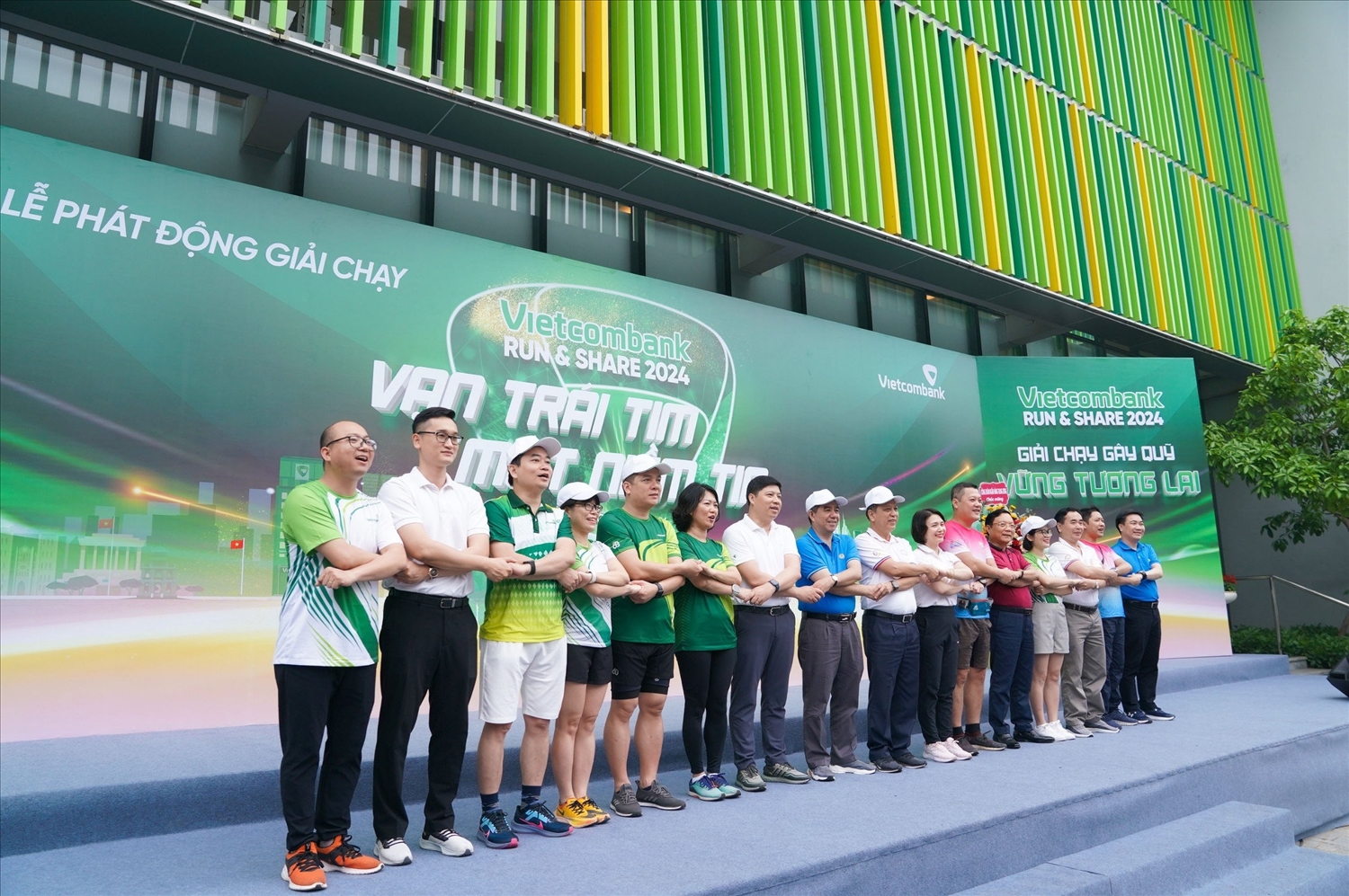 Đại diện Ban lãnh đạo Vietcombank cùng các đại biểu và VĐV chụp hình lưu niệm, thể hiện tinh thần kết nối của giải chạy “Vietcombank Run & Share: Vạn trái tim - Một niềm tin”.