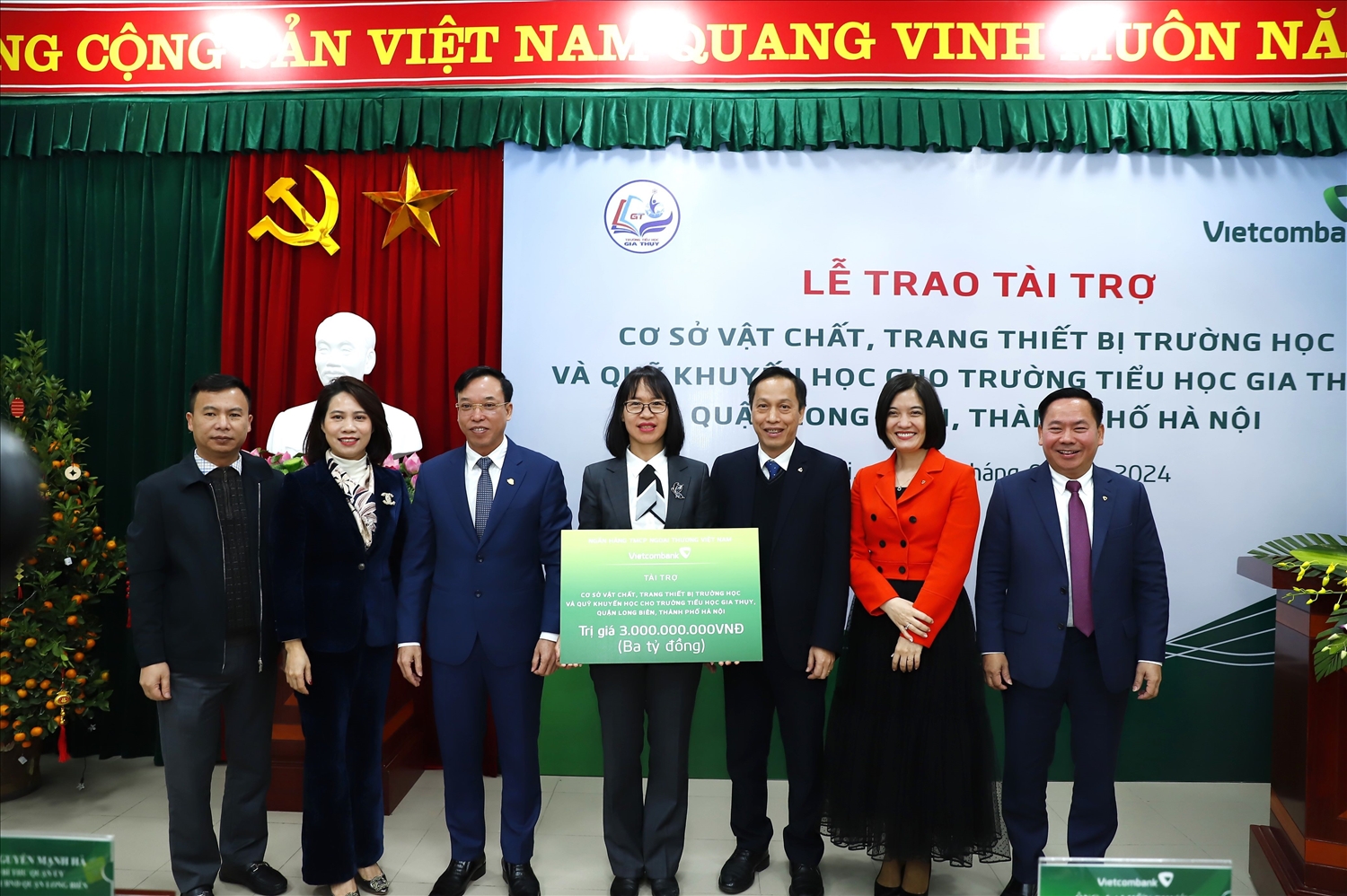 Lãnh đạo Vietcombank và lãnh đạo UBND quận Long Biên chụp ảnh lưu niệm chúc mừng thầy và trò trường tiểu học Gia Thụy đón nhận quà tặng ASXH của Vietcombank