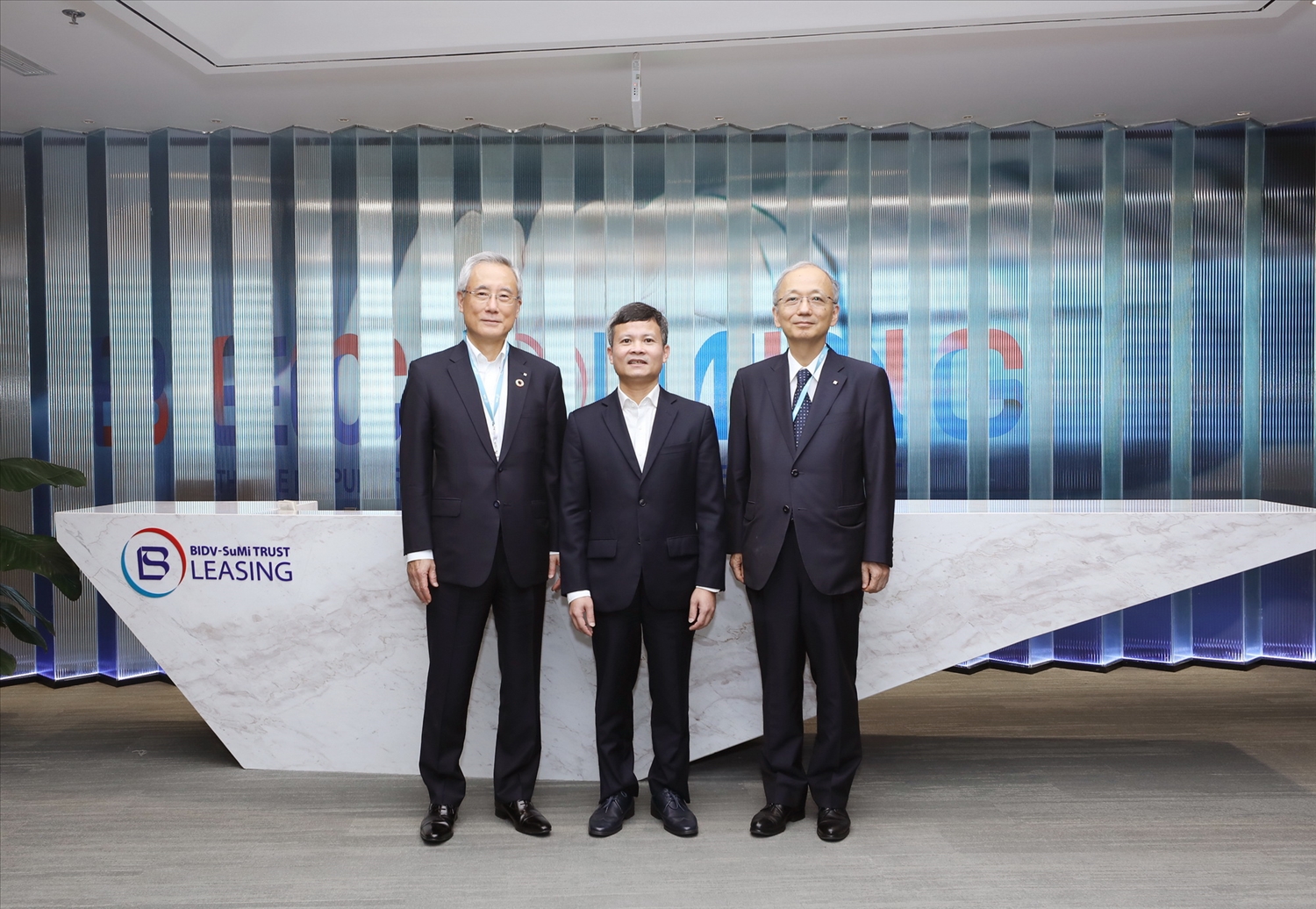 Ông Nguyễn Thiều Sơn (đứng giữa) cùng đại diện SuMi TRUST Holdings trong chuyến làm việc tại Việt Nam