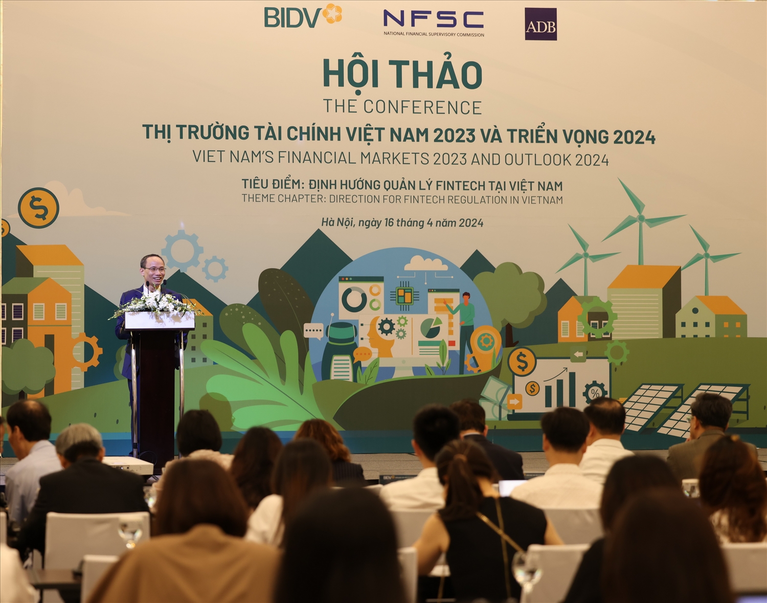 TS. Cấn Văn Lực - Chuyên gia Kinh tế trưởng BIDV, Giám đốc Viện Đào tạo và Nghiên cứu BIDV – trình bày tóm tắt báo cáo “Thị trường tài chính Việt Nam năm 2023 và triển vọng năm 2024”