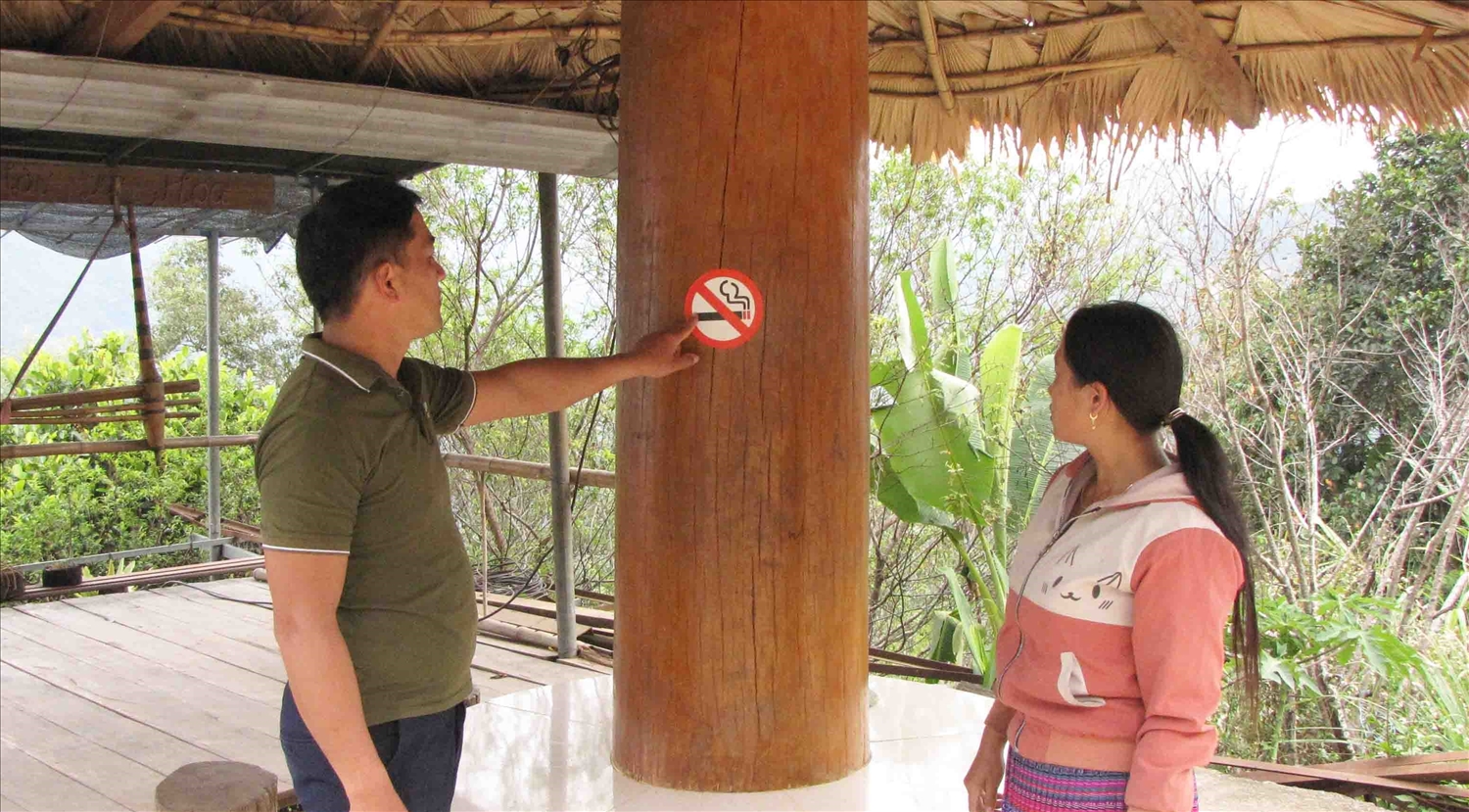 Tại bản Huổi Chát (xã Nậm Manh, huyện Nậm Nhùn, Lai Châu) các biển báo cấm hút thuốc lá được treo nhiều nơi, góp phần nâng cao nhận thức cho người dân.