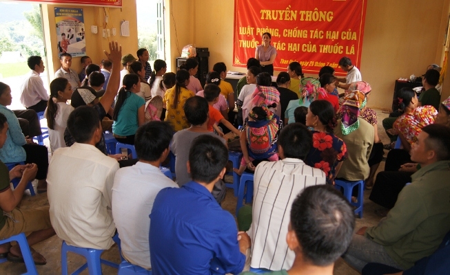 Cán bộ Trung tâm Kiểm soát bệnh tật tỉnh Lai Châu xuống địa bàn từng thôn, bản để tuyên truyền PCTH của thuốc lá cho người dân