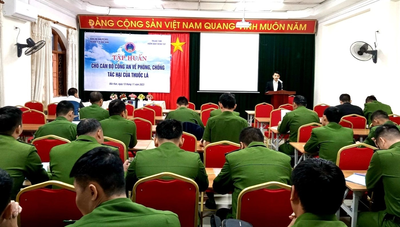 50 cán bộ công an đại diện cho công an các huyện, thành phố tại tỉnh Bắc Kạn được tập huấn về PCTH của thuốc lá.