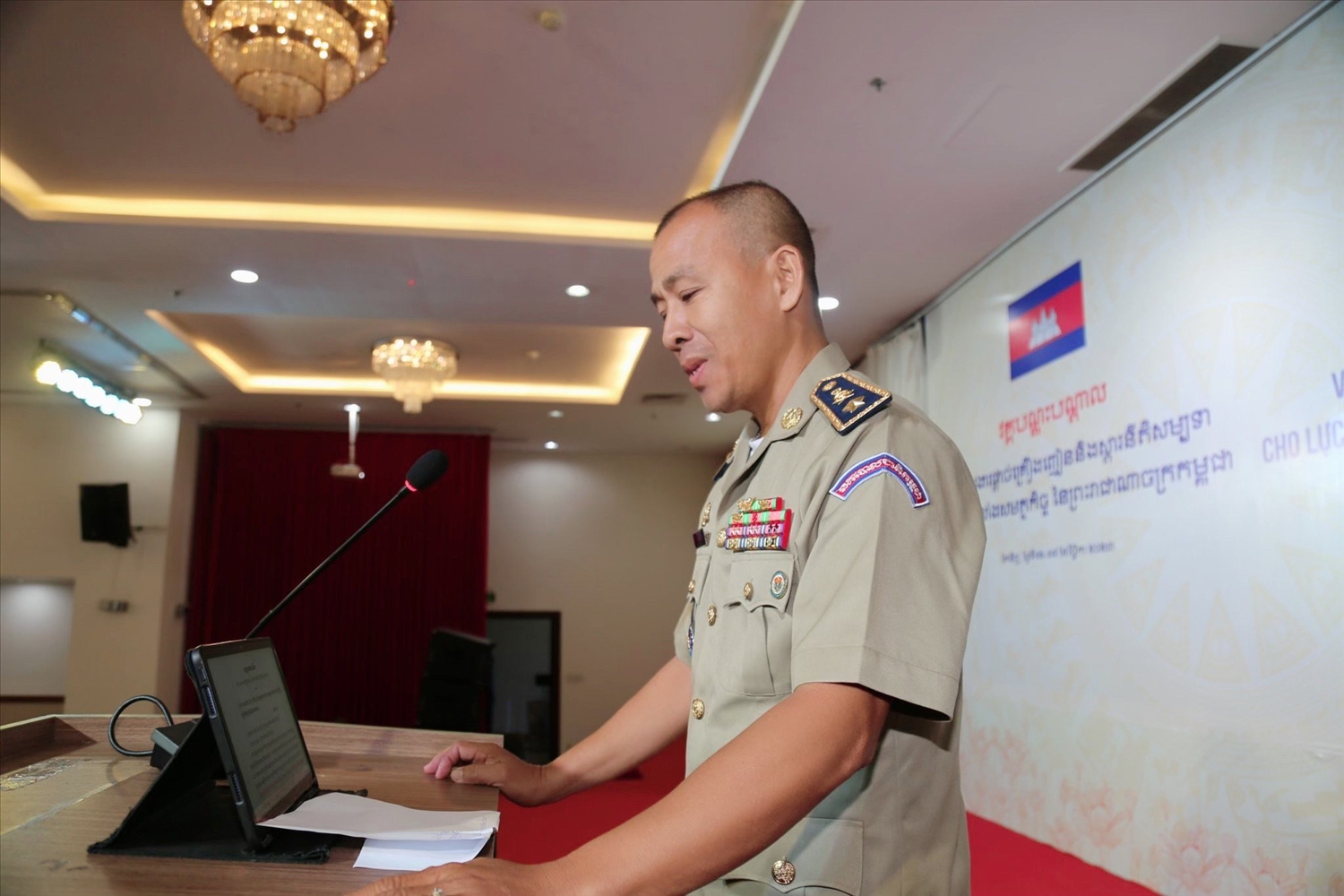 Thiếu tướng Chhin Phoumea, Phó Cục trưởng, Văn phòng Ủy ban quốc gia phòng, chống ma túy Vương quốc Campuchia phát biểu tại Hội thảo