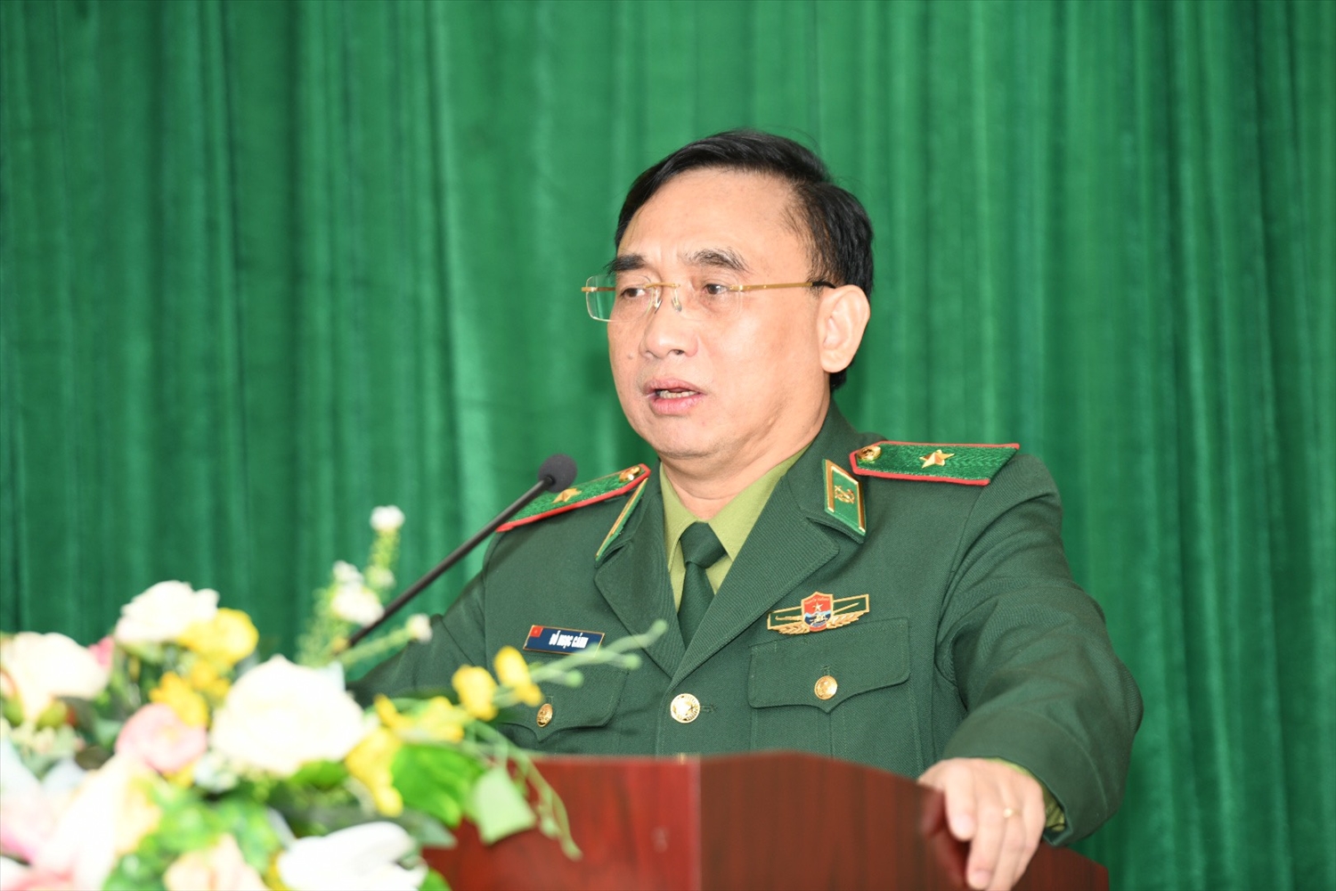 Thiếu tướng Đỗ Ngọc Cảnh, Cục trưởng Cục Phòng, chống ma tuý và tội phạm - Bộ đội Biên phòng phát biểu tại Hội nghị.