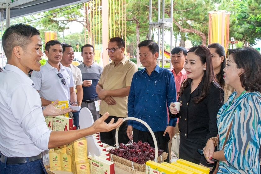 Lãnh đạo Sở Thương mại tỉnh Ratanakiri (Vương quốc Campuchia) và các doanh nghiệp tham quan, tìm hiểu các mặt hàng nông sản, dược liệu của tỉnh Gia Lai
