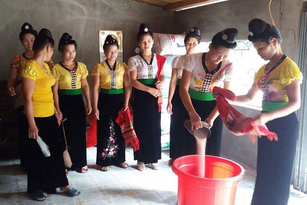 Hội viên Hội LHPN xã Na Sang, huyện Mường Chà, tỉnh Điện Biên hưởng ứng phong trào “Hũ gạo tiết kiệm”
