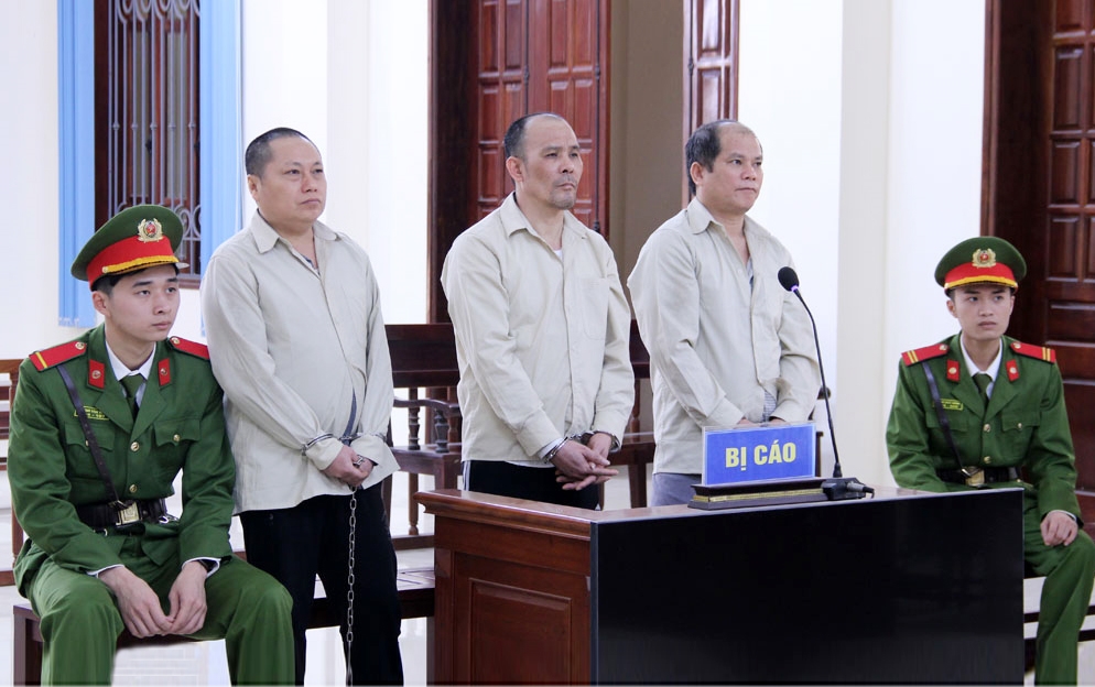Các bị cáo (từ trái qua phải): Hạ Bá Dềnh, Triệu Văn Hà, Vi Văn Thiều tại phiên tòa ngày 13 - 14/3 