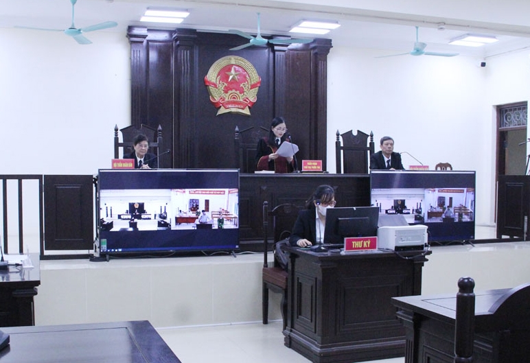 Quang cảnh phiên tòa xét xử trực tuyến bị cáo Nguyễn Thế Dũng (huyện Yên Dũng, Bắc Giang)
