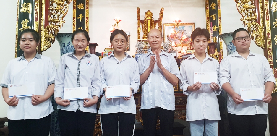 Trưởng dòng họ Dương Thế (thôn Chiền, xã Nội Hoàng, huyện Yên Dũng) trao thưởng cho các cháu trong dòng họ có thành tích cao trong học tập