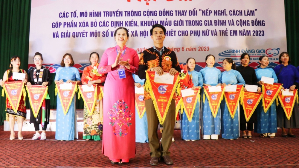 Chủ tịch Hội LHPN huyện Sơn Động Đinh Thị Tuyết trao giải Đặc biệt cho đại diện đội thi xã Tuấn Đạo
