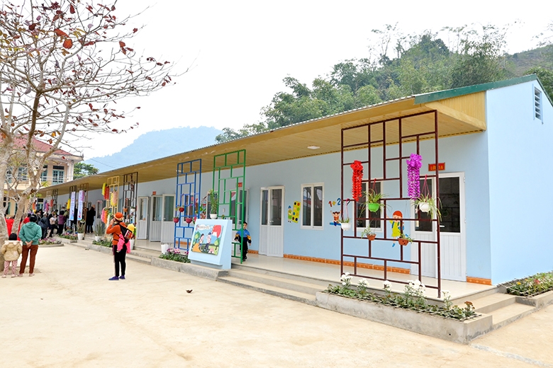 Những ngôi trường mới khang trang được xây dựng góp phần nâng cao chất lượng dậy và học tại địa phương