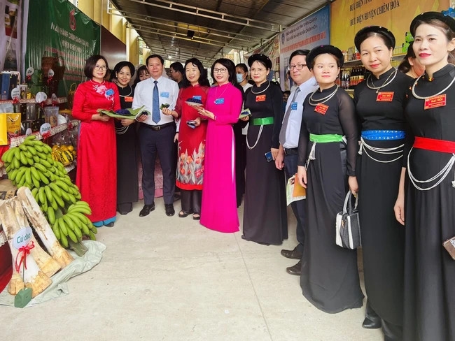 Đại hội Hội Nông dân huyện Chiêm Hoá (Tháng 5/ 2023) đã phối hợp với các cơ quan, đơn vị tổ chức các gian hàng giới thiệu các sản phẩm OCOP, đặc sản